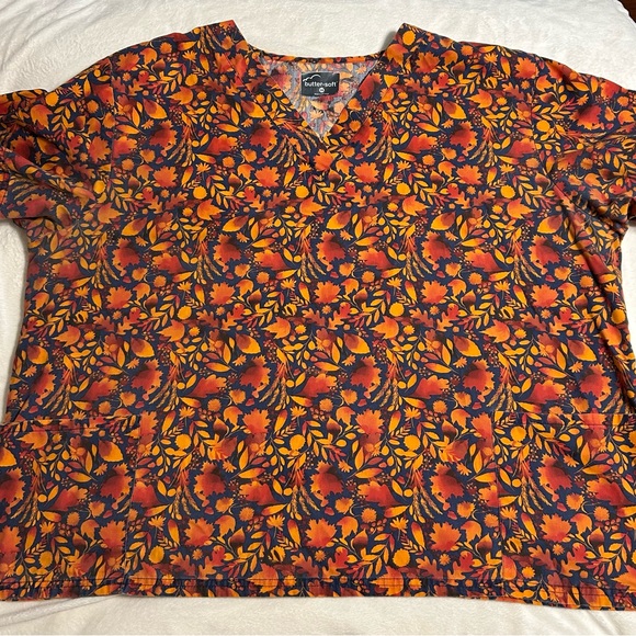 Barely worn 3XL Medical Scrub Top. With Fall Leaves which are Orange and Red - Picture 1 of 2